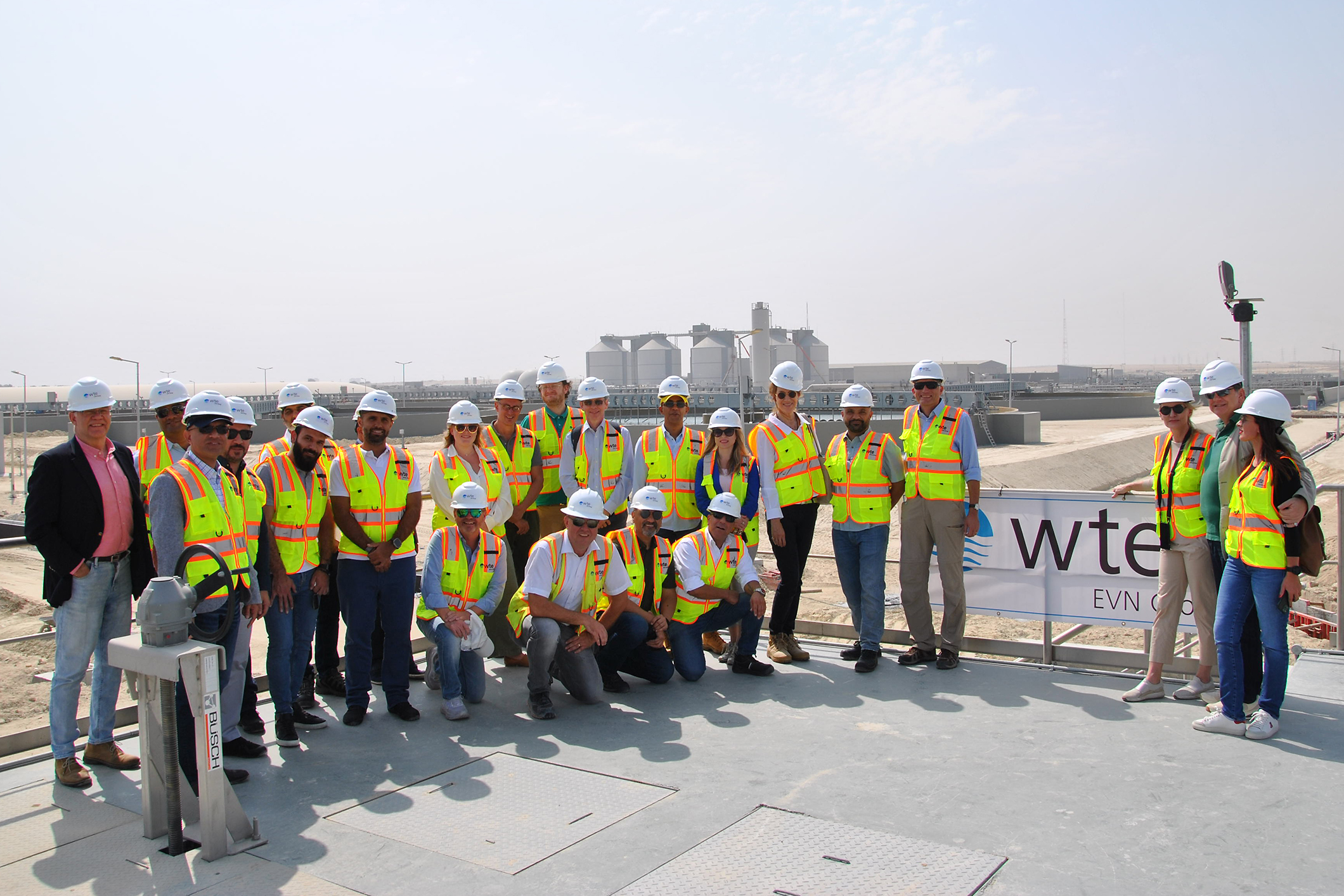 Gruppenfoto mit WTE Mitarbeitern, Mitgliedern des German Business Council Kuwait und europäischen Botschaftsvertretern